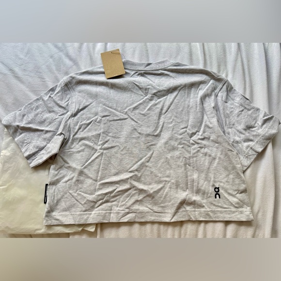 On Running Women’s Club Boxy-T Crop T-Shirt Crater - Picture 9 of 11